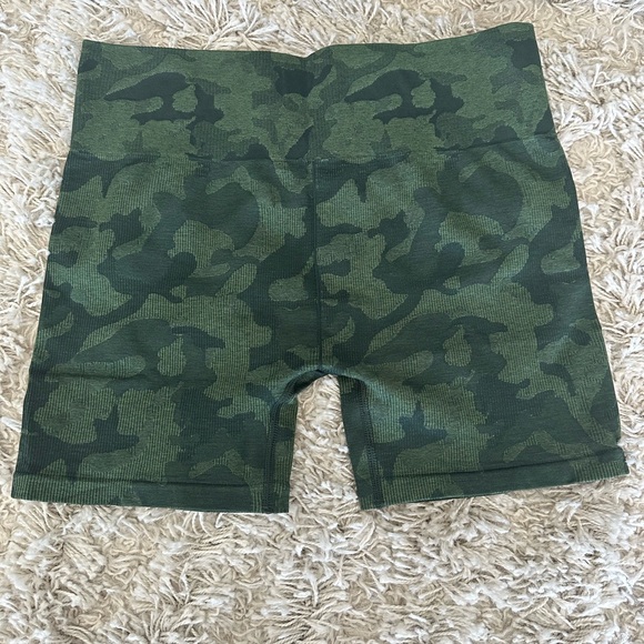 Gymshark Adapt Camo Seamless Shorts - Picture 5 of 10